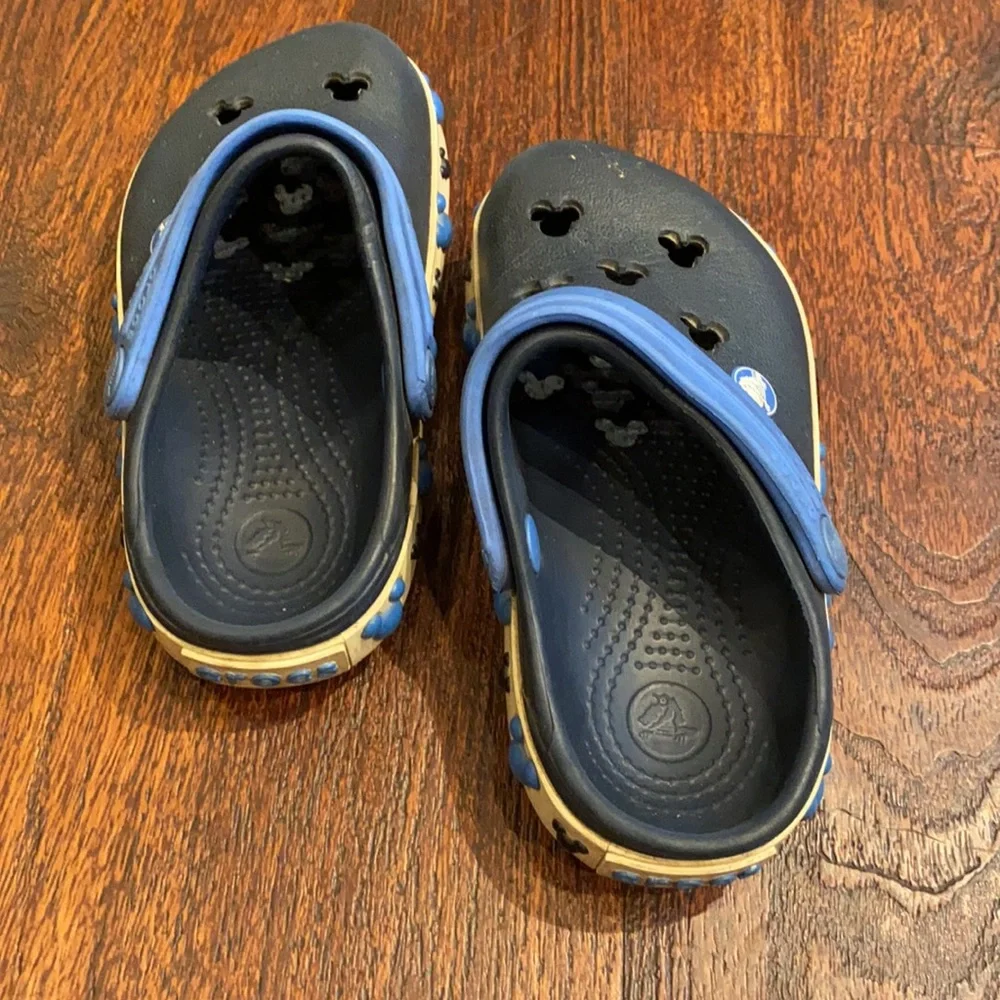 CROCS Kids Black and Blue Mickey-Print Clogs
